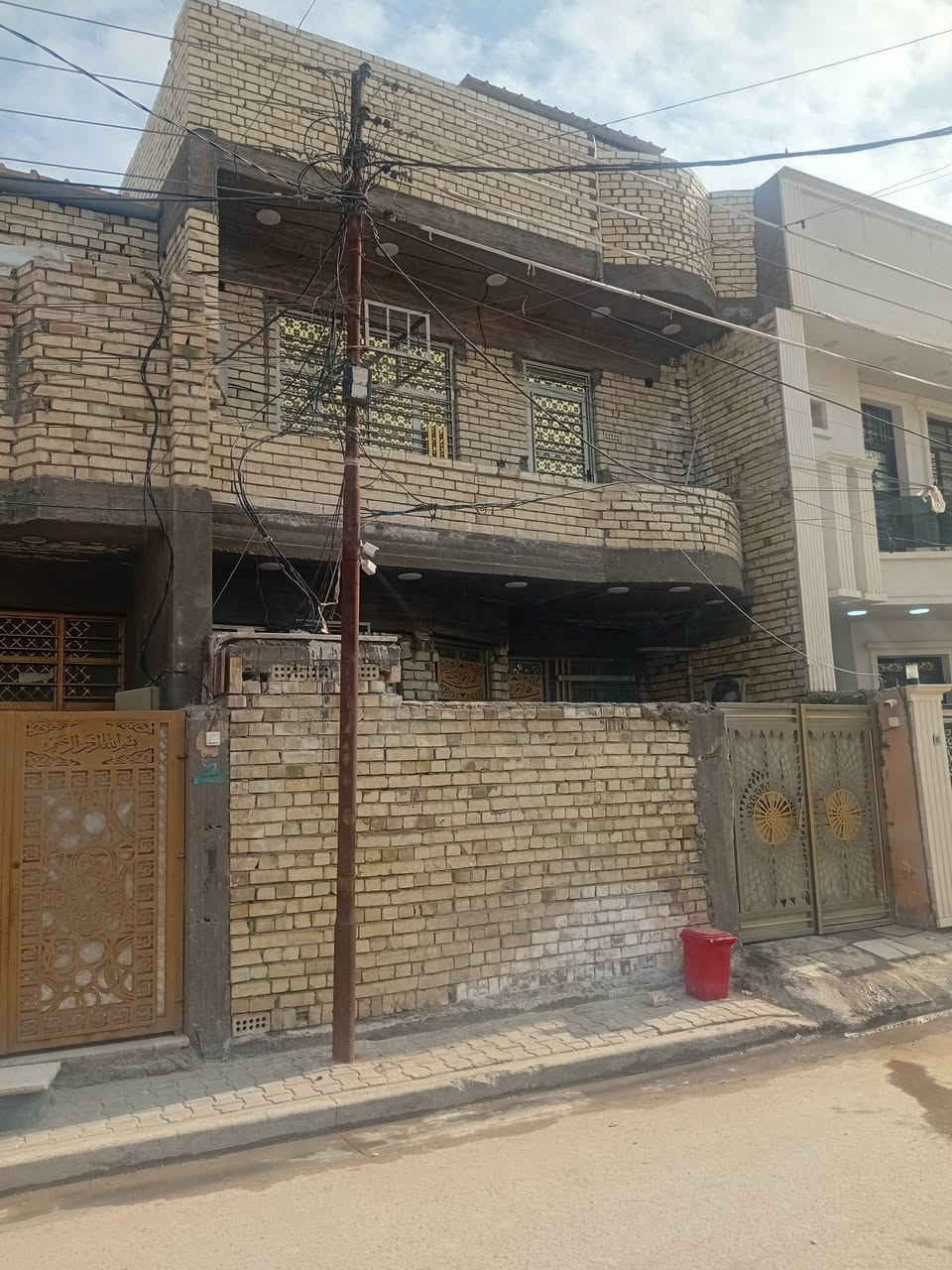 السلام عليكم بيت للبيع بالرئاسه بكاع ابو رشاد
مساحه 91 طابقين نقص فقط ارضيه طابق ثاني سند25,  بناء 2025
***********
