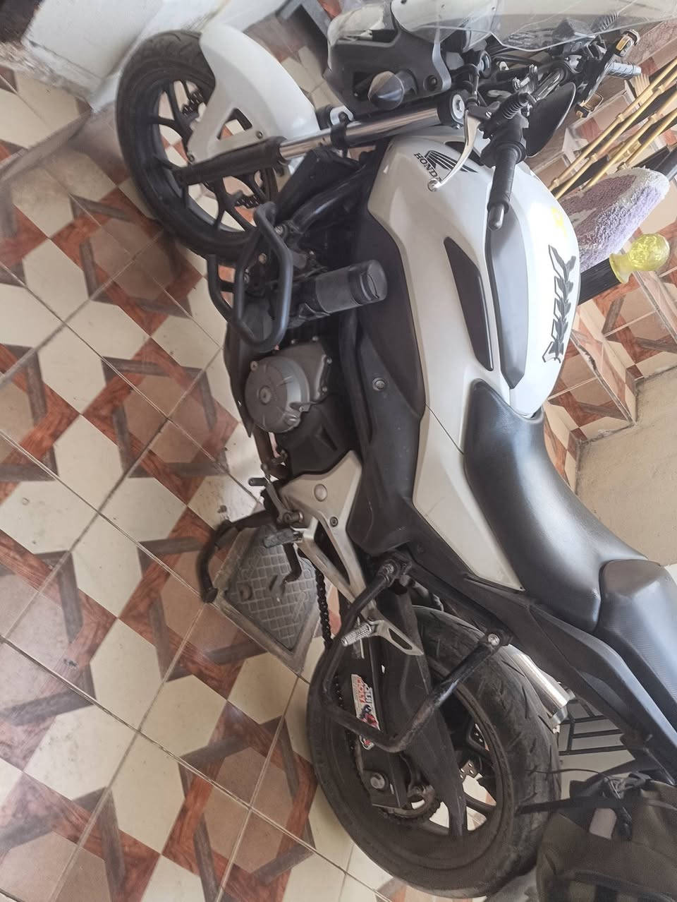 السلام عليكم للبيع هوندا NC 700  موديل 2014 دراجه جديدة عليها فول اكسسوارات وياها غراض مشادهن شباب الدراجه قبل شهرين ماخذها رمبه متواجد واتساب ***********
