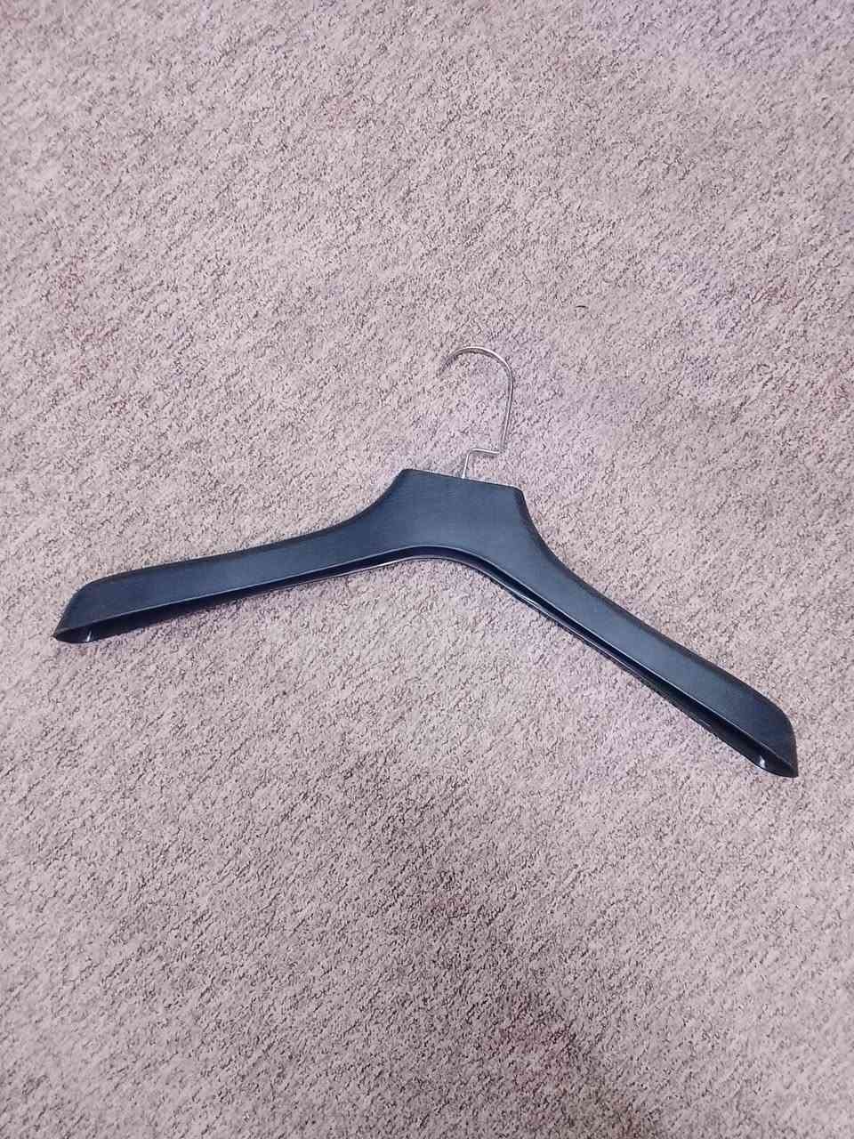 رفوف + تعاليك + استاندات تعليك 
للبيع السعر ٣٠٠ 
***********
