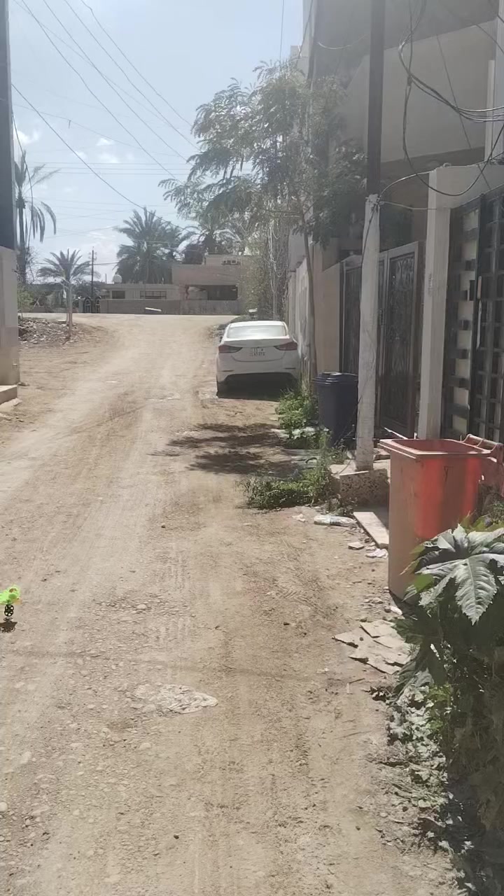 السلام عليكم بيت 50 متر للايجار 3 غرف  نوم قياس 4*4 ومطبخ وحولي مشترك  استقبال 4*4خدمات 1 منور 1 سطحين
للاستفسار الاتصال ***********
