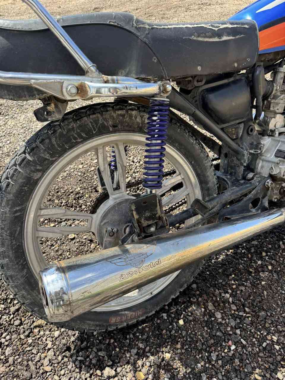 ذراجه سيفان 5 كير حربيه كوم حديد اكفلك فقط مكاتبه ما مسروقه المكنيه مجفته فقط ولفات بريك خلفي قوي صالصنه رياضي مبرمجه طلقات اني بايعلك كوم حديد سعرها 145 وبيها مجال رقمي بي واتساب ***********
