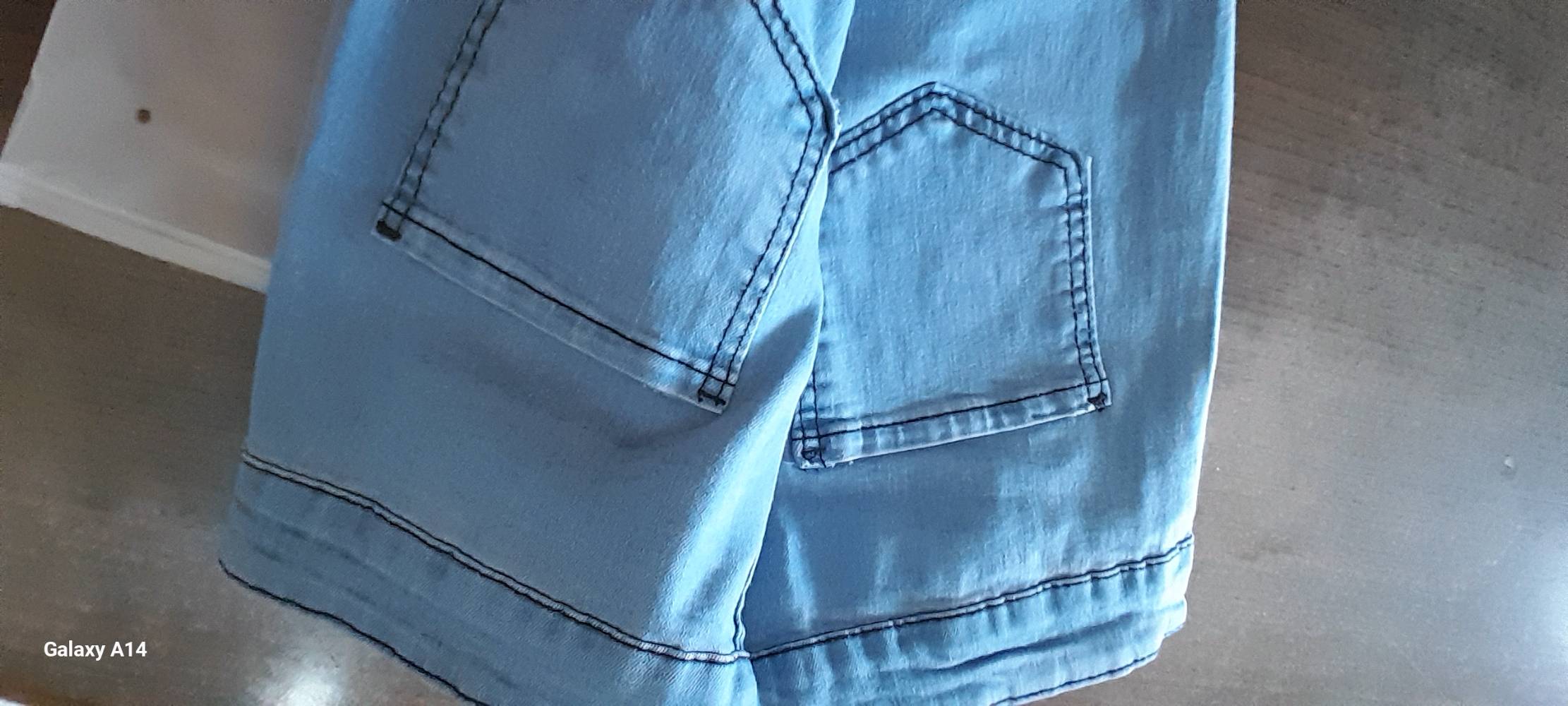 بنطلون جينز أزرق مريح ومناسب لجميع المناسبات. خامته ناعمة وعالية الجودة، مثالي للارتداء اليومي. متوفر في الكيس الأصلي، وبحالة جيدة جداً.