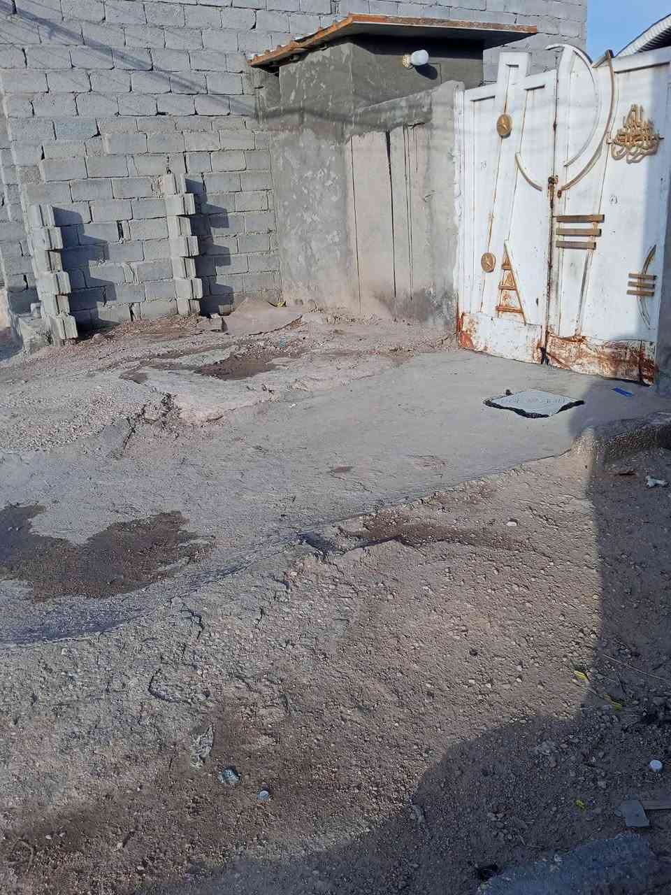سلام وعليكم بيت للبيع في  كربلاء خلف جامعة كربلاء البيت موقعه ع شارع العام يبعد عن الامام عشر دقايق بسياره خدمات ماء مجاري كهرباء 
+قريب على مدارس ومستوصف  يعني نكول تجاري البيت  مساحة 100 متر يتكون من صالة قياس 5في 4
ومطبخ 3في3 
حمام قياس 2في2 
ويوجد طارمه قياسها 6في5تكدر تبني مضيف خارجي
 وتوجد مساحة واجة 4في5 ماقبل باب الشارع السعر 33وبي مجال بيع مستعجل 

وتفاصيل اكثر اتصل***********
