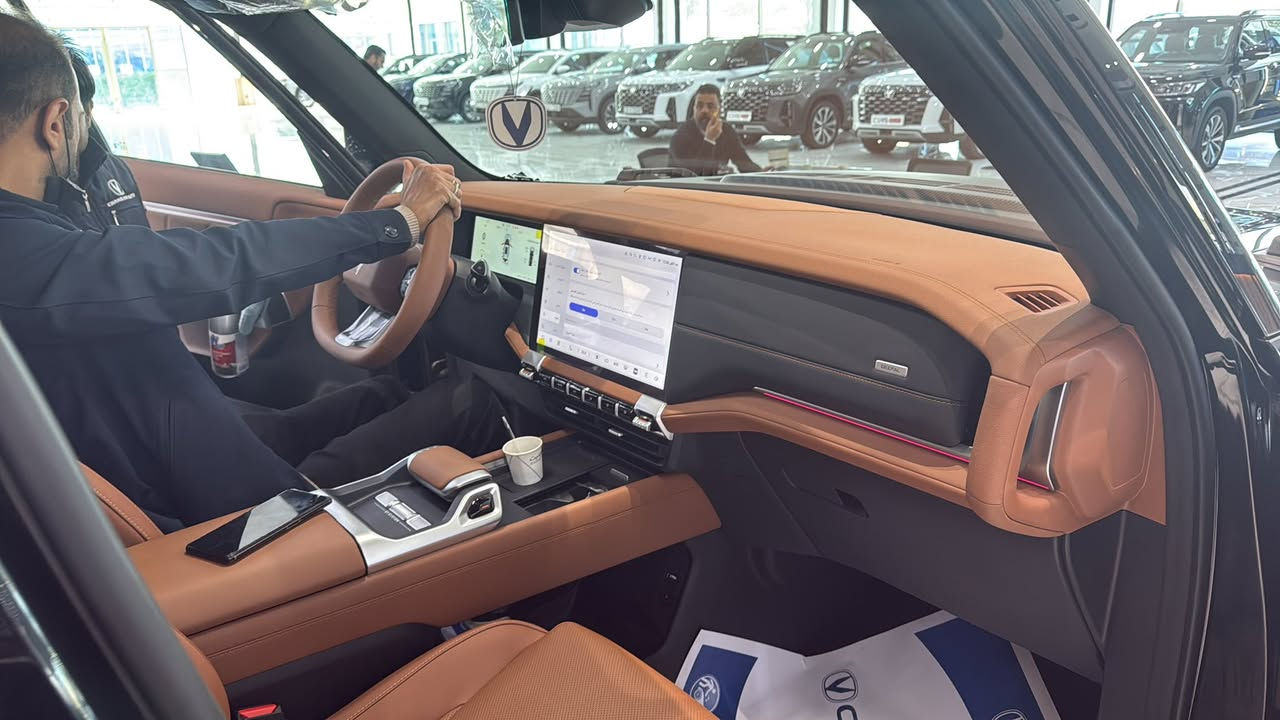 إليك مواصفات سيارة شانجان ديبال G318 (Changan Deepal G318) بشكل واضح ومفصل — وهي SUV هجينة بنظام تمديد المدى (EREV) تجمع بين المحرك البنزين والمحركات الكهربائية لتوفير أداء قوي ومدى طويل:  ￼

⸻

🚙 المواصفات العامة

النوع: SUV – كروس أوفر متوسطة/كبيرة
السنة: 2024/2025
عدد الأبواب: 5
عدد المقاعد: 5 (يوجد أيضاً نسخة 6 مقاعد حسب السوق)  ￼
نظام القيادة: دفع خلفي أو دفع رباعي (حسب الفئة)  ￼
ناقل الحركة: أوتوماتيك (EV single speed)  ￼

⸻

🔋 المحرك ونظام الدفع

⚡ نظام EREV (مدى ممتد)
 • محرك بنزين: 1.5 لتر تيربو يعمل كموسع مدى (لا ينقل عزم للعجلات مباشرة)  ￼
 • محركات كهربائية:
 • نسخة RWD (خلفي): محرك كهربائي 185 كW (~252 حصان)  ￼
 • نسخة AWD (رباعي): محركان كهربائيان (185 كW + 131 كW) بإجمالي ~316 كW (~430 حصان) و 572 نيوتن·م عزم دوران  ￼

أداء:
 • التسارع 0-100 كم/س ~6.3 ثانية (للفئة القوية)  ￼
 • السرعة القصوى ~185 كم/س  ￼

نظام البطارية:
 • بطارية LiFePO₄ بسعات متعددة (مثل 35.07 kWh)  ￼
 • المدى الكهربائي النقي: حوالي 138-184 كم (حسب دورة الاختبار WLTC/CLTC)  ￼
 • المدى الإجمالي: قد يصل لنحو 1000–1390 كم بفضل محرك البنزين كموسع مدى  ￼

استهلاك الوقود (هجيني): حوالي 1.3-1.7 لتر/100 كم (وفقًا لطراز وتكوين الفئة)  ￼⸻

📏 الأبعاد
 • الطول: ~5010 مم
 • العرض: ~1985 مم
 • الارتفاع: ~1895-1960 مم (بوجود السقف/المستلزمات)
 • قاعدة العجلات: ~2880 مم
 • خلوص الأرضي: ~240-278 مم (حسب النظام والتعليق)  ￼⸻

🛞 التعليق والعجلات
 • تعليق أمامي ذراع مزدوج وخلفي متعدد الوصلات  ￼
 • اختياري: تعليق هوائي مع نظام CDC للتخميد المتكيف (بعض الفئات)  ￼
 • عجلات 18″ أو 20″ حسب النسخة  ￼⸻

🧰 السلامة ومساعدة السائق
 • أنظمة ADAS مستوى 2: مثل AEB فرامل طارئة، مساعد الحفاظ على الحارة، تثبيت سرعة تكيفي، كشف النقطة العمياء، كاميرا 360°  ￼
 • أكياس هوائية متعددة، ESP، ABS + EBD
 • نظام التحكم في النزول (HDC)، وضعيات للطرق الوعرة (مثل التراب/الثلج/الرمال)  ⸻

🛋️ الراحة والتجهيزات
 • شاشة وسطية 14.6″ + لوحة عدادات 10.25″  ￼
 • مقاعد أمامية مدفأة/مبردة + تدليك
 • شاحن لاسلكي 50 W
 • مفتاح ذكي (Bluetooth/NFC)، تحكم 
صوتي، 360° كاميرات 

للاستفسار اكثر الاتصال ***********
