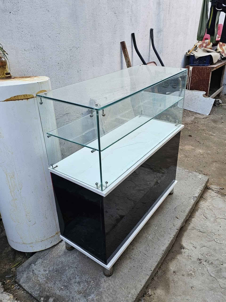 فاترينة محل 
ميز مكتبي
ميز صيانة 
سعر 400 مكان بصرة كرمة علي 
*********** البصرة, العراق
