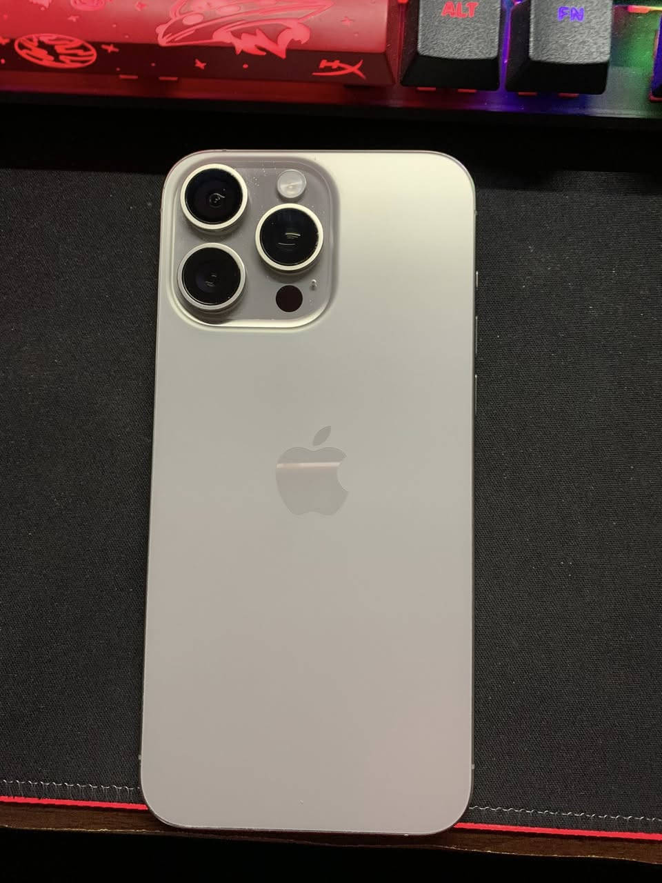 ايفون 15 pro max مستخدم
الريجن : شرق اوسط
ذاكره : 256 
شريحه : واحده 
بطاريه : 85‎%‎
جهاز شاصيه كلش نضيف نضافه 100‎%‎
الضرر: جزء السفلي من الشاشه (بكسلات ميته ) اللمس شغال طبيعي مابي اي مشكله مثل ما موضح بل فيديو جهاز تكدر تستخدمه طبيعي كلش اذا تحب تبدل شاشته عادي بس الجهاز شغال و لمس طبيعي كلش و مابي اي مشكله 
السعر قفللل ( 600 الف دينار ) 
سعر جوه سعر ال 13 pro max
اتصال و واتساب *********** 
ما متواجد ماسنجر فققط اتصال
