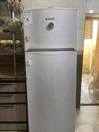 ثلاجة ومجمدة • شغالة • نظيفة