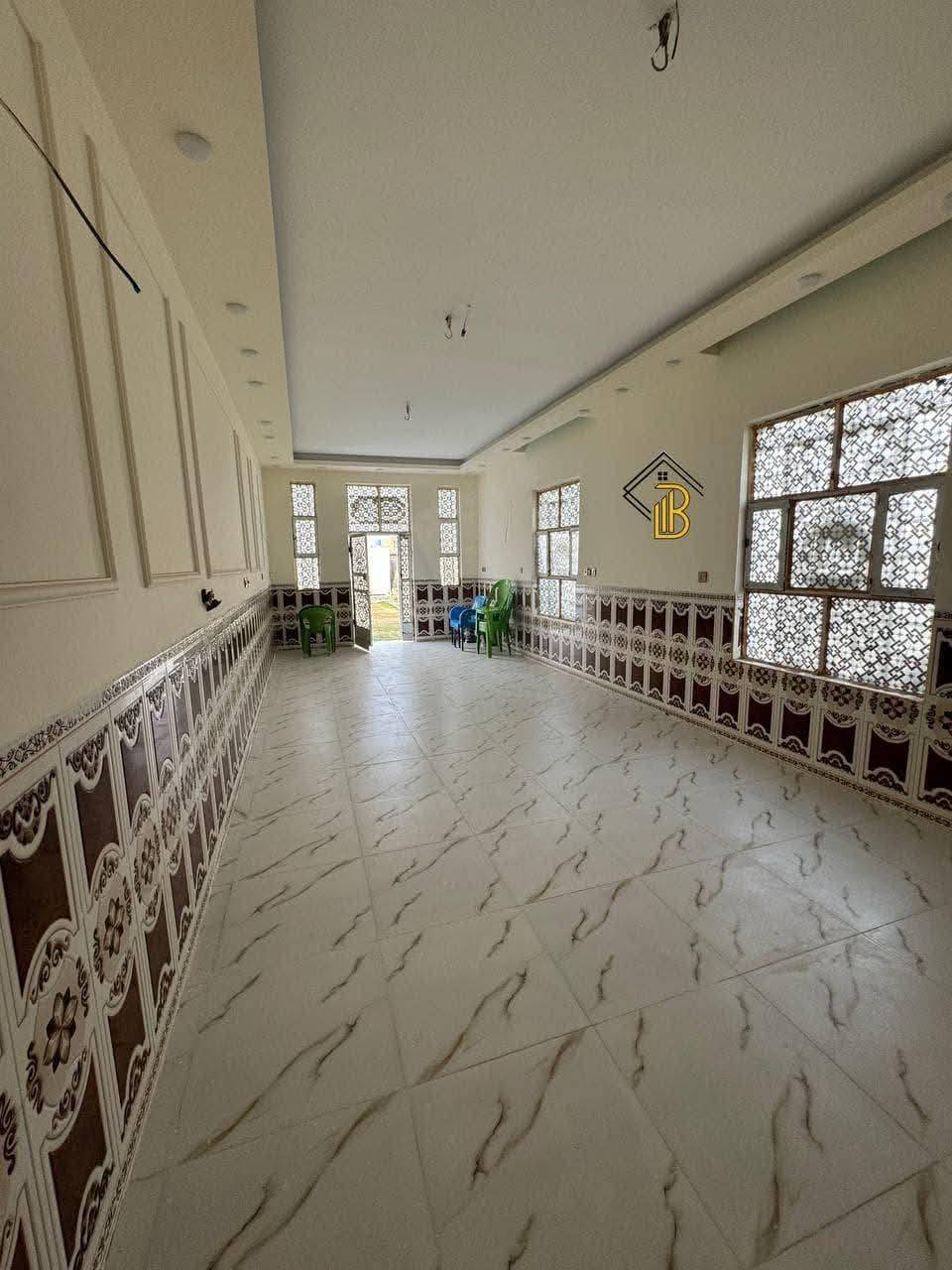 بيت البيع المساحه ٥٠٠ متر غرفتين وصاله ومطبخ وحمام وبراني وصحيات خارجيات وداخليات وكراج بي مساحه ترك حديقه طريق سيد محيل مجمع لولوه عن الشارع العام ٢٠٠ متر نزلته تبليط سند ٢٥ طابو زرعي *********** عن الشارع العام ٢٠٠ مروس وفرق عادي ***********
