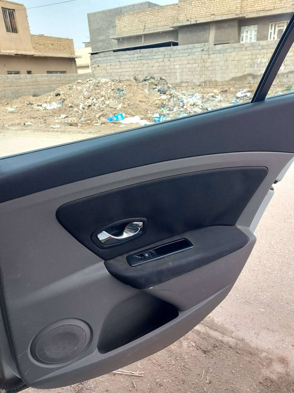 السلام عليكم رينو موديل ١٣ لا ضربه ولا صبغ بأسمي موجوده بغداد سياره جاهزه كير محرك حداديه كهربائيات كلها شغاله عارضه ٧٢ وبيها مجال هذا رقمي *********** وبيه واتساب
