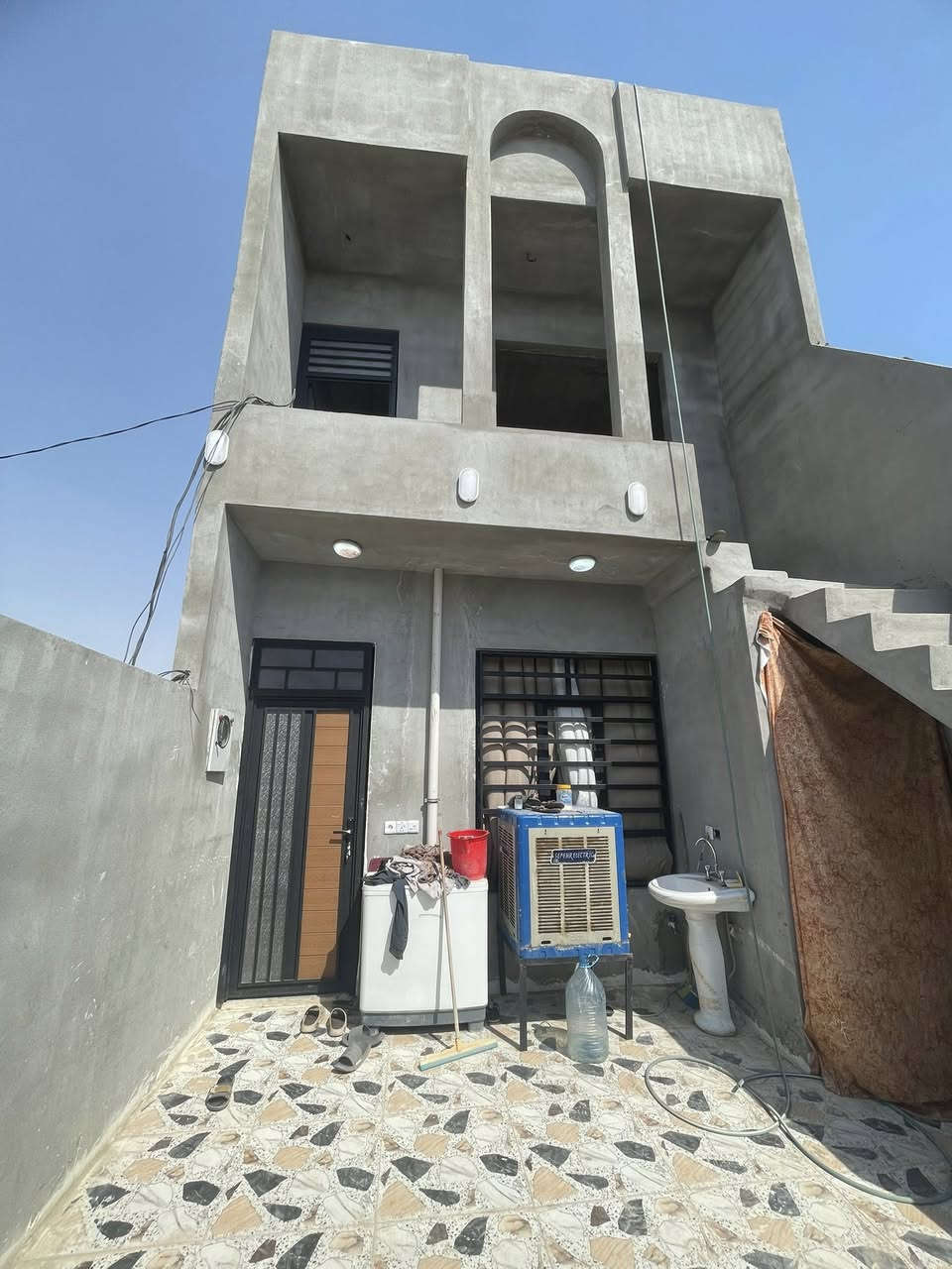 بيت ١٠٠ متر طابقين زراعي حول حي العسكري الجوا كامل نضام دكت سيراميك كامل ناقص فقط بيبان داخليه واجهيه ملكيه الفوك مكامل اما الجوا كله كامل بيت بناء حديث قريب ع الشارع بفرع الجامع مسافه ٣ بيوت عن الجامع بيت الطابق الثاني مأسس مجاري وكهربائيات فقط يحتاج سيراميك وبياض * متواجد ع الخط ***********
