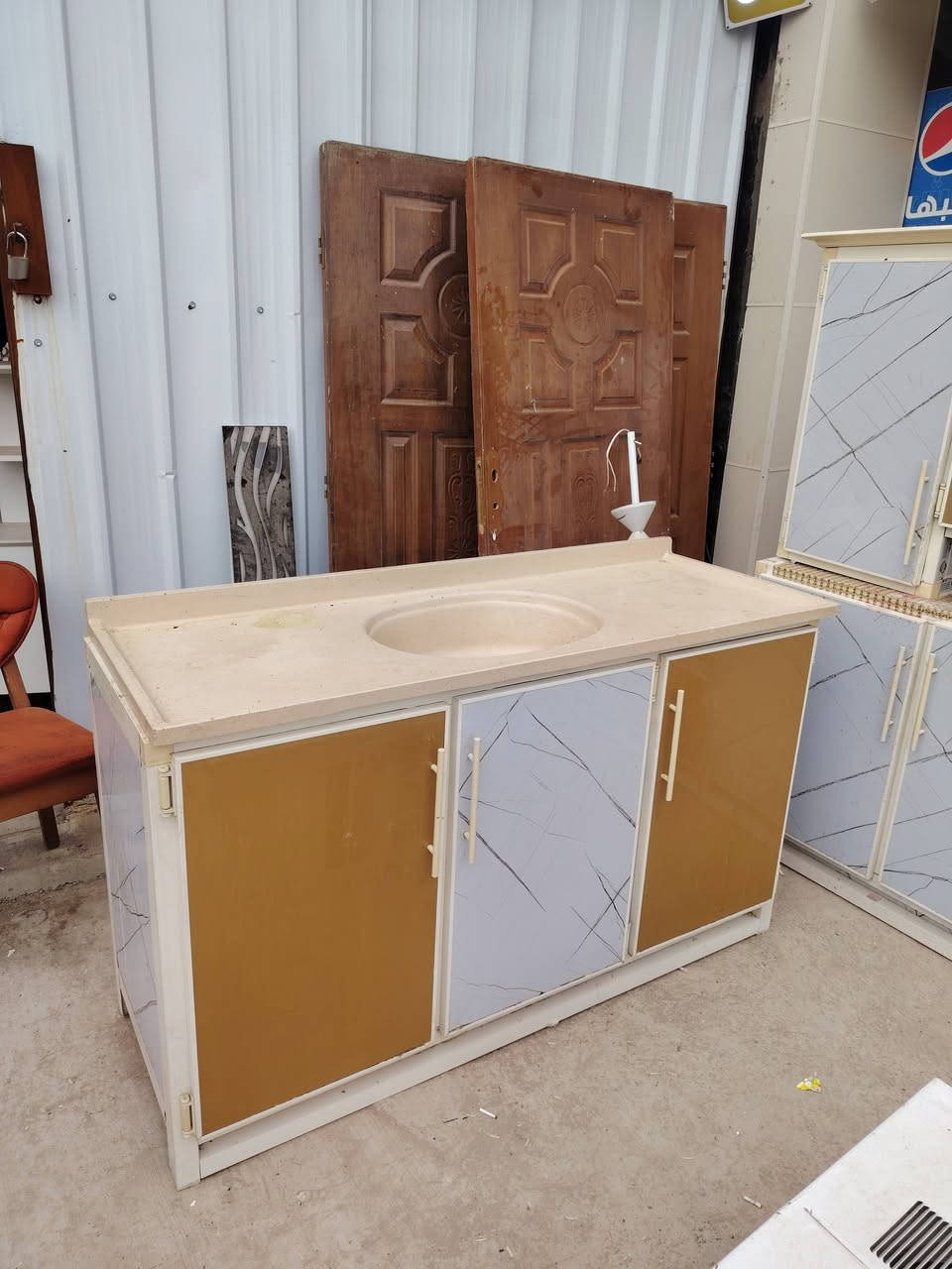 لبيع وشراء الأثاث المستعمل والجديد ومراوس كاطون مدخل الرازي شارع السايدين قرب المجسر نشتري كافت الأثاث المنزلي ولمكتبي وغرف نوم تركي صاج عراقي للاستفسار هاتف وتس اب ***********
