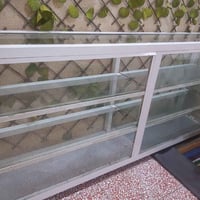 ميز عرض • ٣ خانات • نضيف