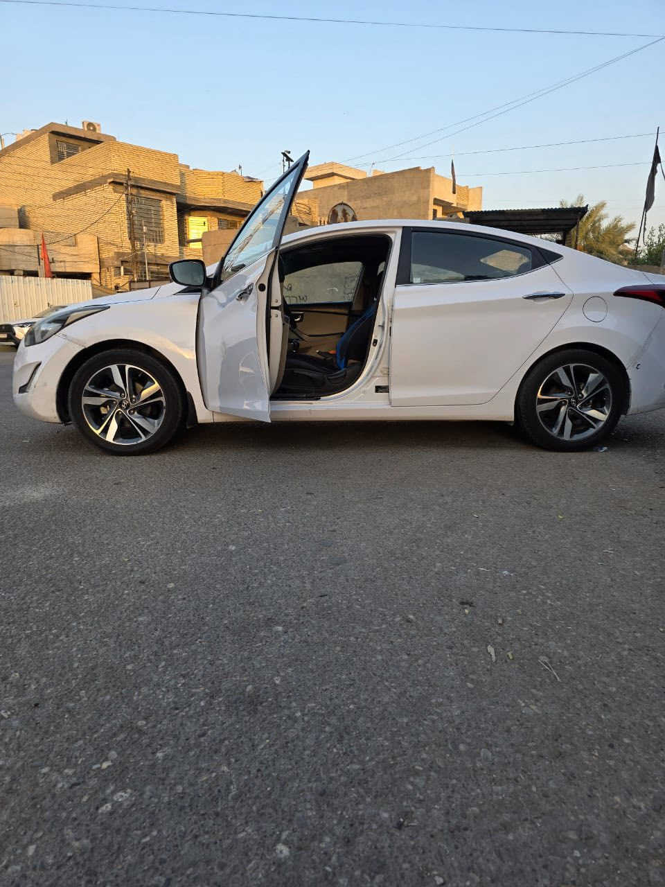 السلام عليكم
النترا موديل 15 خليجي 
مواصفات لد امامي خلفي 
تبريد قطعتين 
اشاير مري
فتحه 
مري شفط 
5 ويل كب 
سيارة مكفوله من الصبغ والضربه فقط بارد بل باب طخه خفيف موضح بالصورة 
مكينه مفتوحه رواجز 
مكان بغداد البياع ***********
