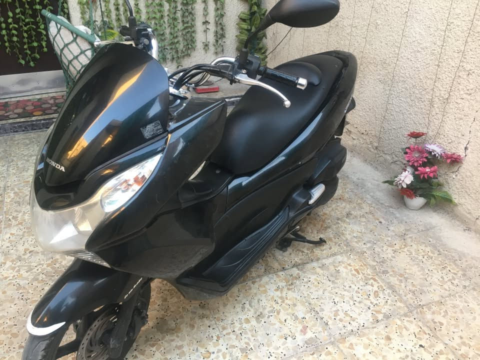 السلام عليكم
دراجه pcx جيل اول للبيع 
دراجه مكفوله كفاله عامه 
خير من الله مابيه نقص 
موديل : 2018
الاتصال : ***********
مكاني : بغداد الرشاد
