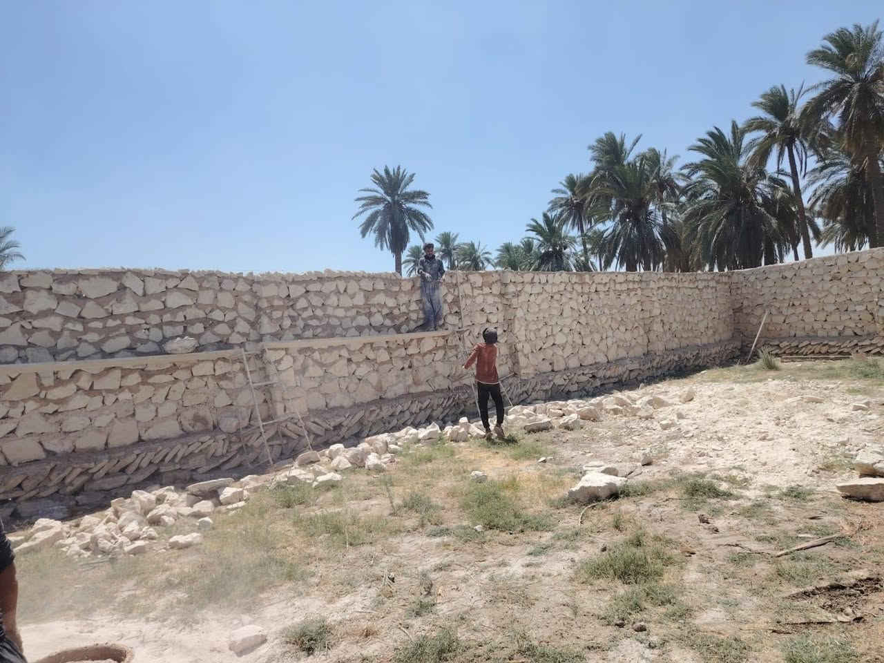 السلام عليكم بناءحجر سيجه جملونات حسينيات بيوت رصف بسعار مناسبه الستفسار *********** بي واساب
