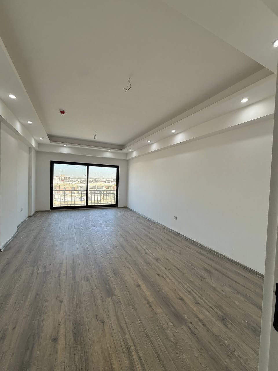 شقة للبيع في مجمع فلوريا ستي
3غرف نوم 
مطبخ و صالة 
3صحيات 
بلكونين 
طابق (6)
واجهة امامية 
لاستفسار اكتر اتواصل وياي علي واتساب 
***********
