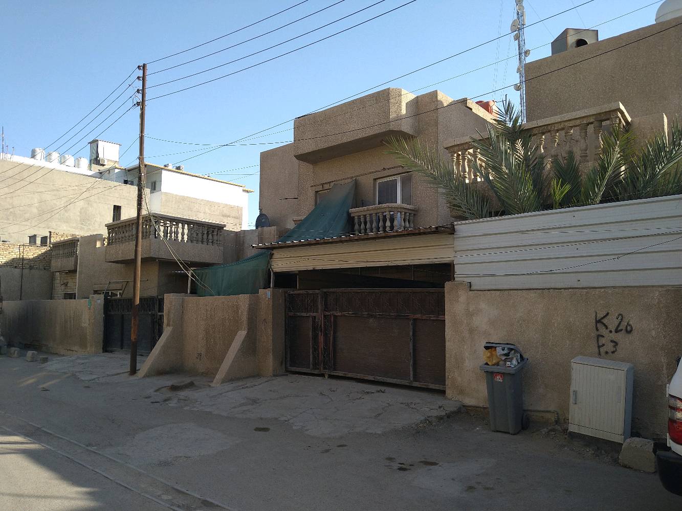 العقار مكون من خمس بيوت 
البيت الرئيسي مكون من طابقين 
و المشتملات الاربعة  طابق واحد ( 2 غرفة نوم ,حمام, مطبخ , غرفة المعيشة و غرفة استقبال )  
البيت الرئيسي مكون من حمامين و اربع غرف نوم ,مطبخ , غرفة المعيشة , غرفة الاستقبال ) .. العقار به ثلاث گراجات من الجهتين
العقار مبني سنة 1996