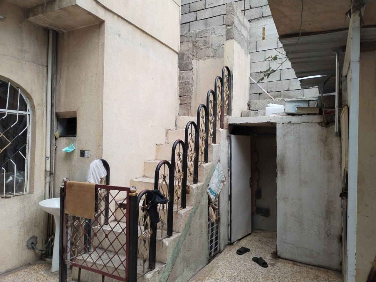 السلام عليكم
بيت للبيع طابق ونص معزول الفوك في حي الانتصار قريب علئ سايدين الصناعة قرب موالدة النور وقاعة اعارس روز
المساحة /220م
الارضي يحتوي علئ 3 غرف وهول وستقبل  ومطبخ وصحيات ومحل خارجي 
الفوك يحتوي علئ غرفه ومطبخ وصحيات 
ملك صرف بأسم صاحبه السعر اتصل على الأرقام : ***********
***********
