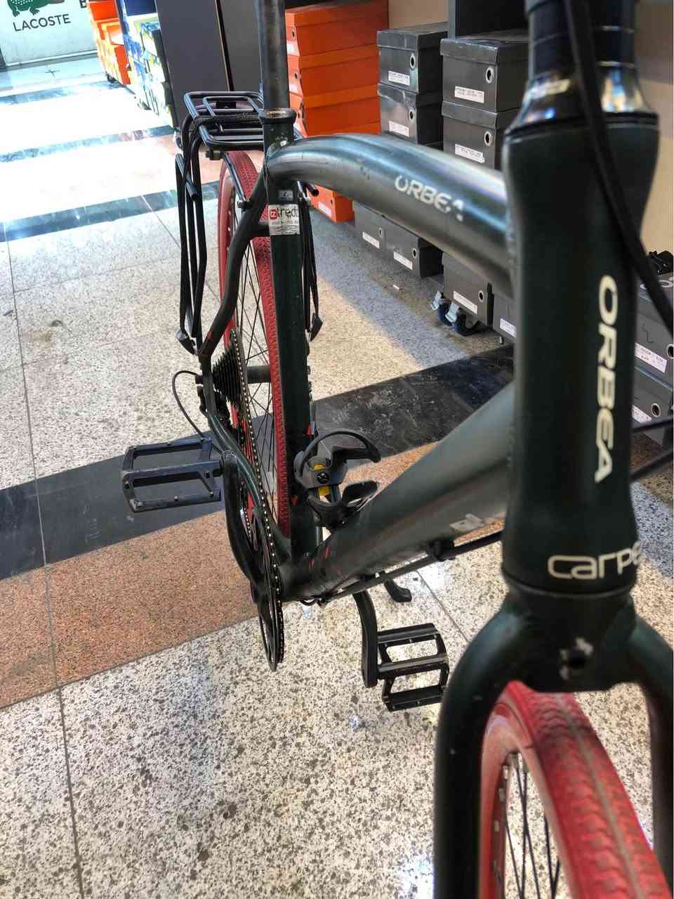 پاسکیلی ئەلمانی 
حجم ٢٨ قیاس گەورە
پاسکیلەکە لە ئەوروپا هاتۆتەوە
پاسکیلە ئیستۆپ دیسک و رۆنە
دواوەی ٩ گێر بیلادە
خاوێنی ٩٠٪
لە هەولێرم 
نرخی ١٥٠ هەزار و مەجالەکی کەم
*********** أربيل, العراق
