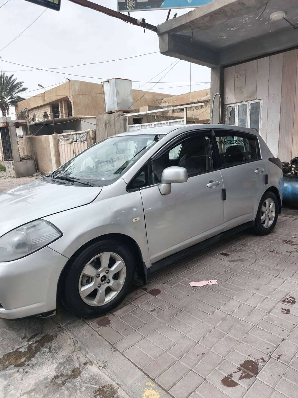 سلام عليكم نيسان فيرسا  محرك ٢٠٠٠للبيع جديد قبل سبوعين شديته موديل 2009 سياره بصمه محرك وگير شرط تبريد ثلج صدرها60%100 بيها قطعتين ومرشوشه حزام السياره بسمي بغداد مشروع وطني مكان السياره صلاح الدين تكريت بيع اومراوس السياره فول حته اشاير بل مري 
***********
السعر 73 وبيها مجال
