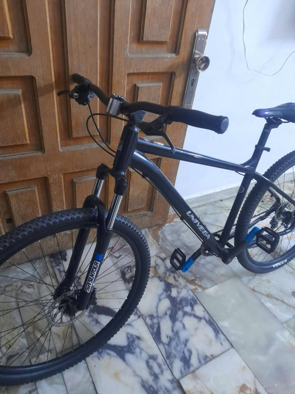 بايسكل ماركه يونيفيكا . امريكي .حجم XL 29 . سستم مايكروشفت .عكرب شيمانو اليفو . بطيخه خلفيه سبع الوان تانك صوت عالي . البايسكل يتحمل الاوزان الثقيله . دبله اس ار سنتور هيدروليك سلس . المعدن المنيوم بل كامل
***********بغداد كمالية
