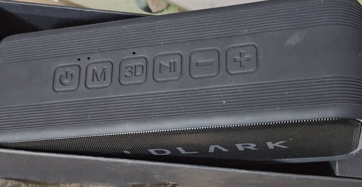 سبيكر ماركة Goldlark T8 Pro. قوية محمولة مصممة للاستخدام الخارجي. 
جودة الصوت توفر السماعة قوة إجمالية تبلغ 40 واط بفضل محركين بقدرة 20 واط لكل منهما، مع وجود مشع سلبي لتعزيز صوت البيس (Bass).
تجربة صوتية محيطية: تدعم وضع 3D 
مقاومة الماء بمعيار IPX7، مما يجعلها مقاومة للماء والغطس تحت الماء لفترة وجيزة، وهي مناسبة للاستخدام في المسابح والشواطئ.
 تدعم تقنية بلوتوث 5.0 واتصال NFC اللاسلكي، كما تحتوي على مدخل AUX ومنفذ لبطاقة ذاكرة TF/microSD.
مزودة بميكروفون مدمج لإجراء مكالمات هاتفية بنظام "يدين حرتين" (Hands-free) وتدعم المساعد الصوتي.
السعر 50


**إذا كنت صاحب هذا الإعلان وتريد حذفه لأي سبب، رجاءا أرسل رسالة إلى الدعم الفني**