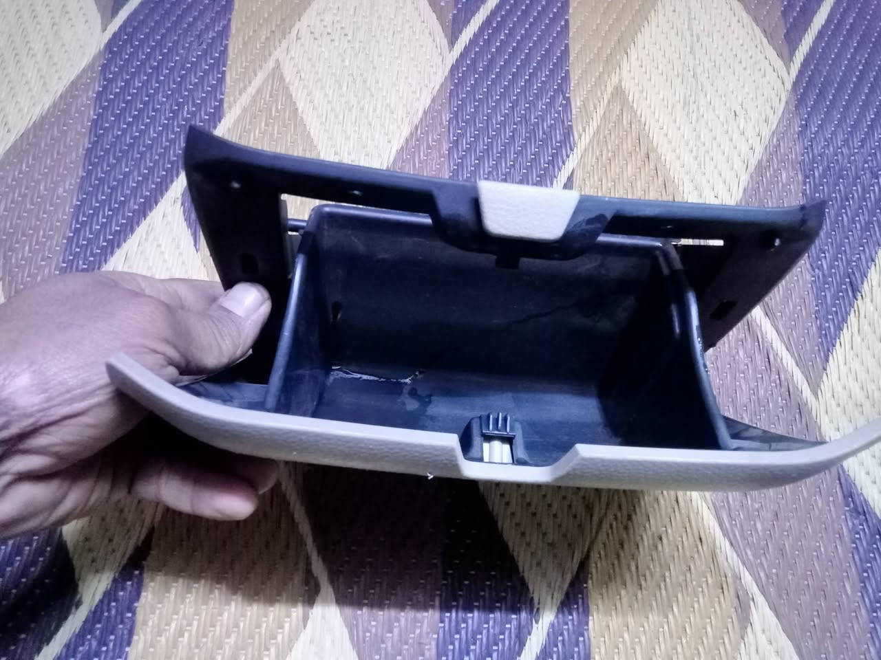 جكمجه صغيره لانسر بومه تنشد جوه الوجه مال مسجل اصليه تفصيخ جيب وشد السعر 40الف
السيديه ***********
