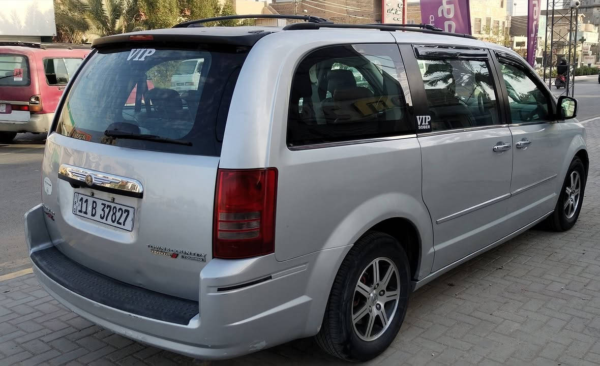 كلايسر تاون كانتري ٢٠١٠
كير محرك ٣
حادثها جاملغ نفسة مصلح بدون داخل واضح بل الصوره
أبواب و جنطة كهرباء
جام ٦ كهرباء
دوسات البريك كهرباء
كشن السايق كهرباء 
فرس سقف و أرضي
أرضية مغلف جلد
تشغيل عن بعد
كشنات مخمل و مغلف جلد
شاشة بلادية قلاب سيدي
رقم بغداد بسمي *********** بغداد الكرخ
