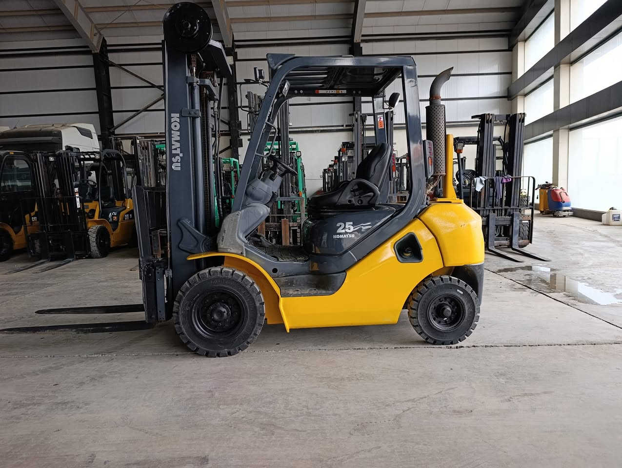 عالم الرافعات في العراق کوماتسو 2012
 حجم  2 طن و نص مستخدم أوربا فقط
 دخول جديد  جب ناصي 3 قطع  ارتفاع الجب  4.75  مترات   3 حركات  محرك s4s  ديزل 
 آوراق منفيس مؤقت مشتغله قليل شوكيه مكفول كفاله عامە  للاستفسار   عن السعر اتصل على الأرقام  ***********  ابو ڤاران
 او مراسله واتساب  يوجد توصيل 🚚 الى جميع المحافظات @جميع
