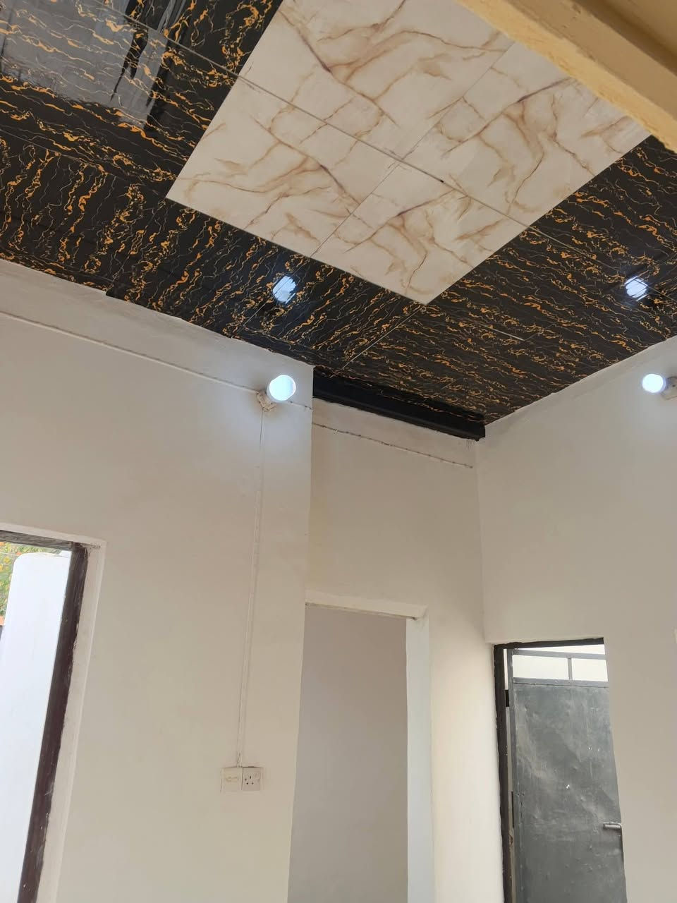 بيت (50) متر زراعي حي ميسان قرار محكمه مقابل حي العسكري عمود 230 شارع الصب داخل شارع مول المزرعه يبعد عن الشارع العام  300 متر فقط 
مشمول بالتطويب .
غرفه صاله مطبخ ومكشوفه وطارمه كما موضح بالصور 
الصاله سندويج والباقي عكاده 
السعر 17 مليون وبي مجال للشراي .تليفون ***********
مكلف بالنشر ☺️خاص موجود 😊
