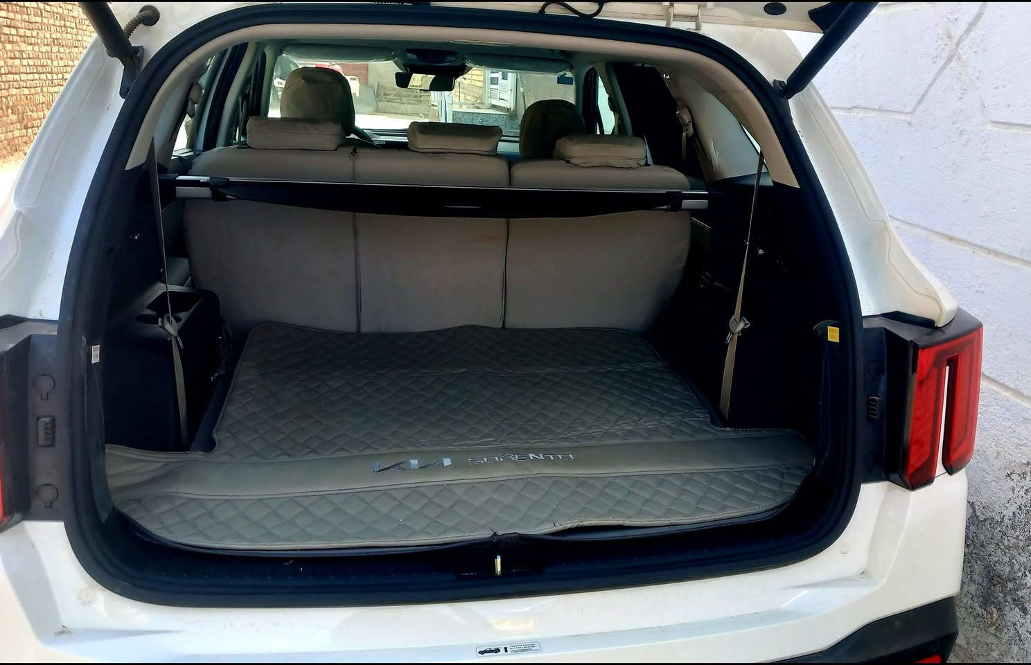 السلام عليكم سورنتو شركة نم موديل ٢٥ ماشية سبعة الالف وقابل للزيادة كفالة في حالة الزيرو دبل كامرا ستة سلندر رقم واسط الدولي داتشوب تشغيل عن بعد اتو هولد وسايد بريك بصمة وضعيات قيادة انارة متغيرة بالدشبول شاشة متصلة ويل ٢٠  وكشنات جلد تدفأة وتبريد ٧ راكب وترحيب  وشركة نم معروفة بمواصفتها .
ملاحظة مغلف الكشنات نفس اللون والنقشة حفاظا عليه والارضية مغلفة جلد ودوسات اصلية  للاستفاس الاتصال 
***********
