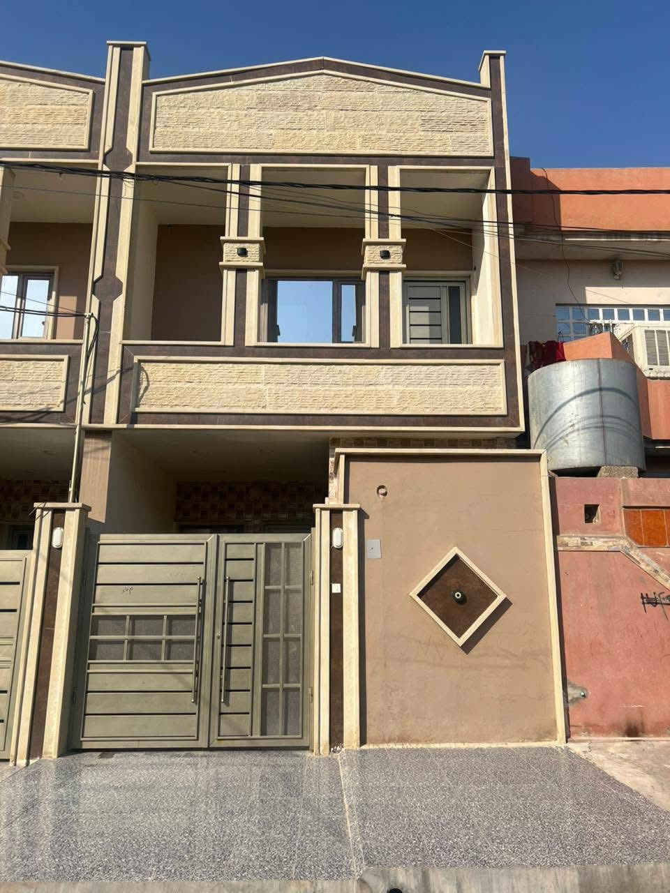 للبيع🚨
دار سكني سند طابو ملك صرف
المساحة   100  Ⓜ️  واجهة 5  Ⓜ️ زيرو 0️⃣0️⃣
📍الموقع:حي السماح الاولى
يتكون طابقين 
ط١ مطبخ استقبال هول غرفة نوم صحيات
ط٢ غرفتين نوم هول صحيات
——————————————————————
📌عمار الهزاع للعقارات والبناء
📍موصل /حي السماح/ قرب جامع طه
🙋 للاستفسار زيارتنا أو الاتصال
☎️ على الارقام التالية :
***********
***********
