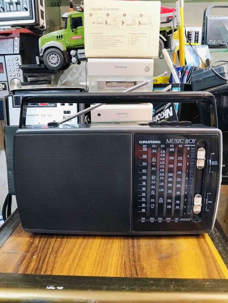 راديو كروندك GRUNDIG BOY 170 
صناعه ألماني صنع سنة 1985 
جهاز بلادي غير داخل تصليح 
موجات الراديو FM MW SW1 SW2 LW 
سحب ممتاز للمواجات صوت عالي ونقي 
يعمل كهرباء 220 وباتري كبير عدد 4 
أبعاد الجهاز عرض 33 سم ارتفاع 20 سم 
يوجد فديو بالمنشور يوضح التشغيل 
للحجز والاستفسار المراسله على الخاص


**إذا كنت صاحب هذا الإعلان وتريد حذفه لأي سبب، رجاءا أرسل رسالة إلى الدعم الفني**