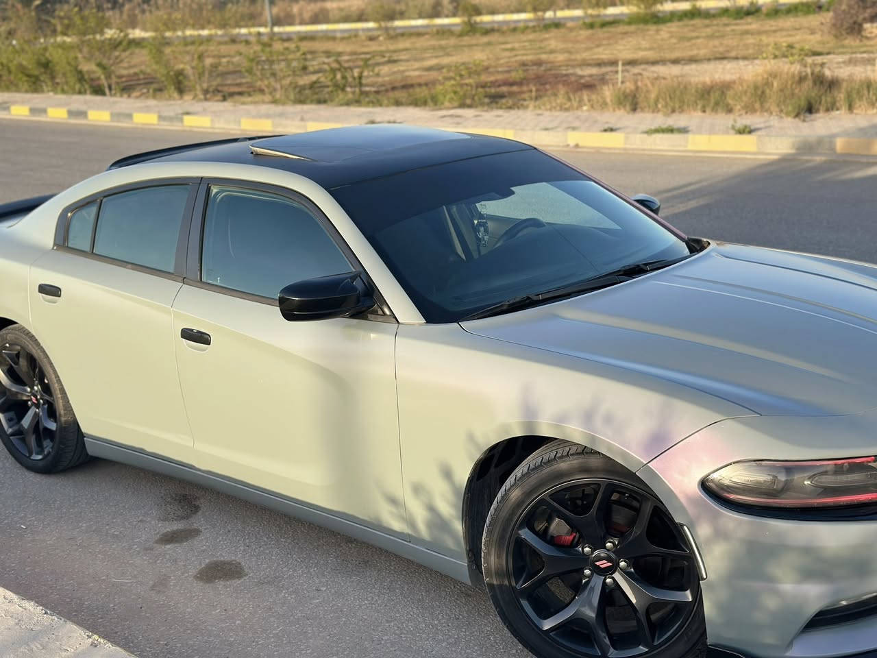 جارجر 2015 sxt plus
وارد كندي كلين كفالة عااامة 

رقم بغداد انكليزي تحويل مباشر
محرك 6 سلندر مكينة 3600 cc
كير اوتوماتيك 8 نمر 
تشغيل عن بعد 
تو ويل 
فتحه 
شاشه كبيره 
كشنات حضن 
شوته رياضي k&n
دمام بالجنطه 
اوركال متغير 
لد داخلي متحرك متغير 
كير مكينه حداديه مكفوله 
تغليف يم منتظر الخفاجي 
ضمان 3 سنوات 
سونار بيها قبل التغليف  

مكان السياره حلة شارع 40
***********
