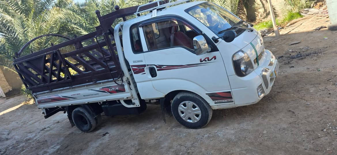 سلام عليكم 
كيا حمل 
البيع موديل 2013
رقم قادسيه انكليزي لل2030
ظربه تبديل كفاله 
بيها بس الدوس بيهن خياس 
شاصي مكفولة 
حداديه تخم تاير 
السعر 96
بيها مجال للشراي 
المكان الديوانية 
***********
