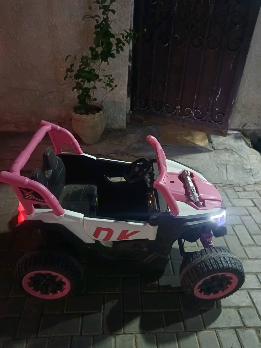 سيارة كهربائية مال اطفال نظام ريمونت نوع جيب بطاريه حجم كبير جديد شاحنه وريمونت وياهه الموقع بالعطيفية يرجئ الاتصال بهذا الرقم وتساب *********** هاي الحجم الكبير بطارية 🔋 12 فولط ماعندي مكان وبنتي كبرت فقط هذا سبب البيع