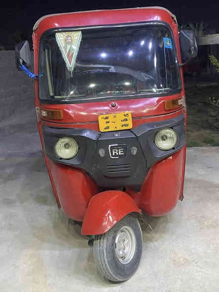 سلام عليكم خوان تكتك للبيع مديل 19  رقم وسنويه بسمي مكاني بغداد معامل  باويه رقم هاتف ***********
