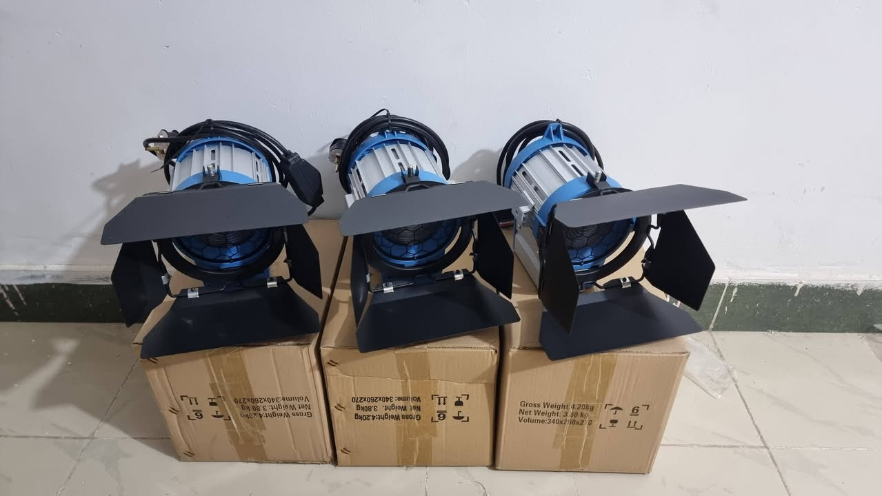 اضاءة مستمرة 650 واط شمسي سينمائي جديد 
متوفر توصيل ***********
