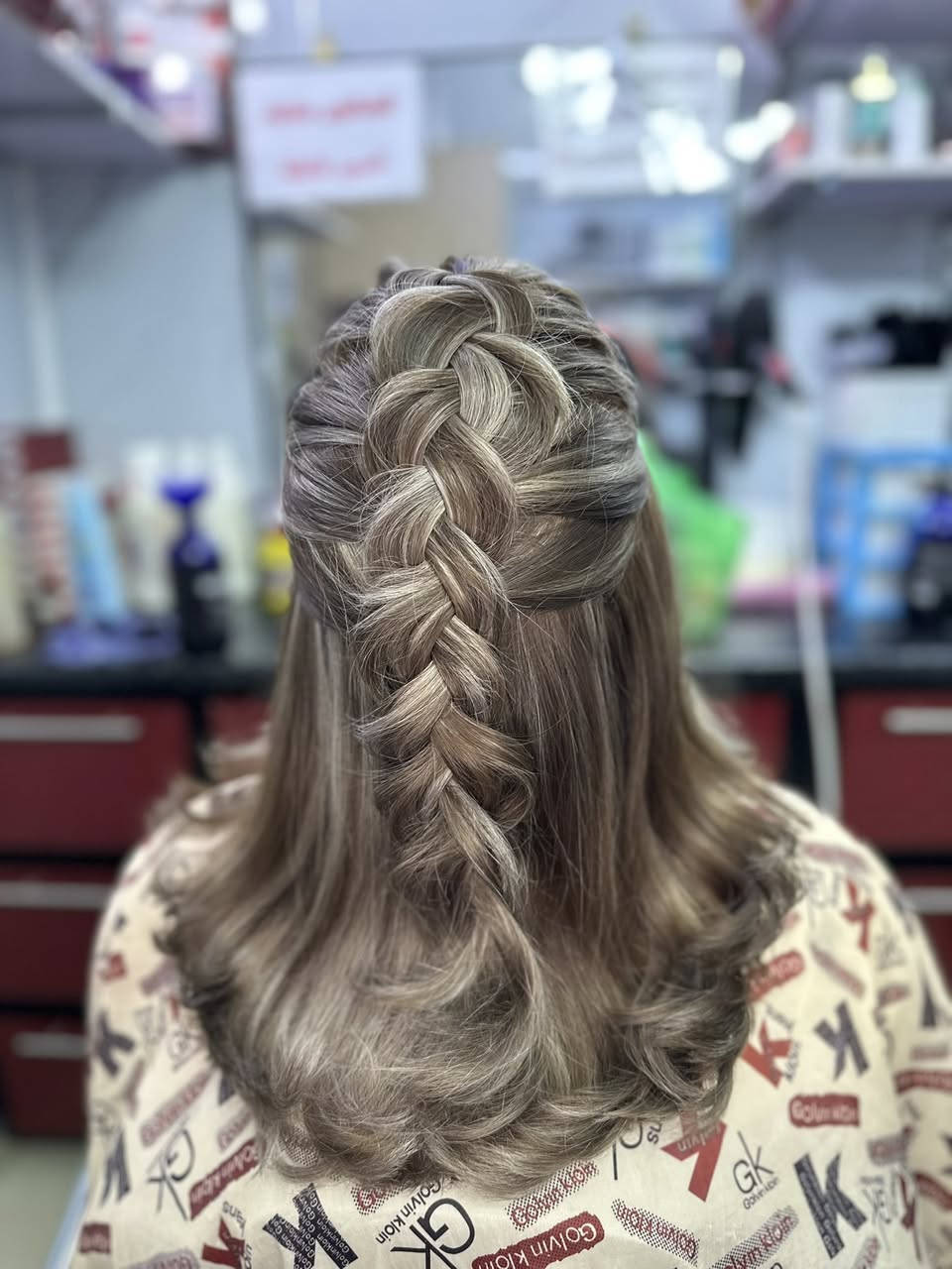 صبغ وهايلايت وقص
والف عافية حبيبتي
***********
***********
حبيباتي رجاء تاكدو من رقم العمارة قبل لا تجون
