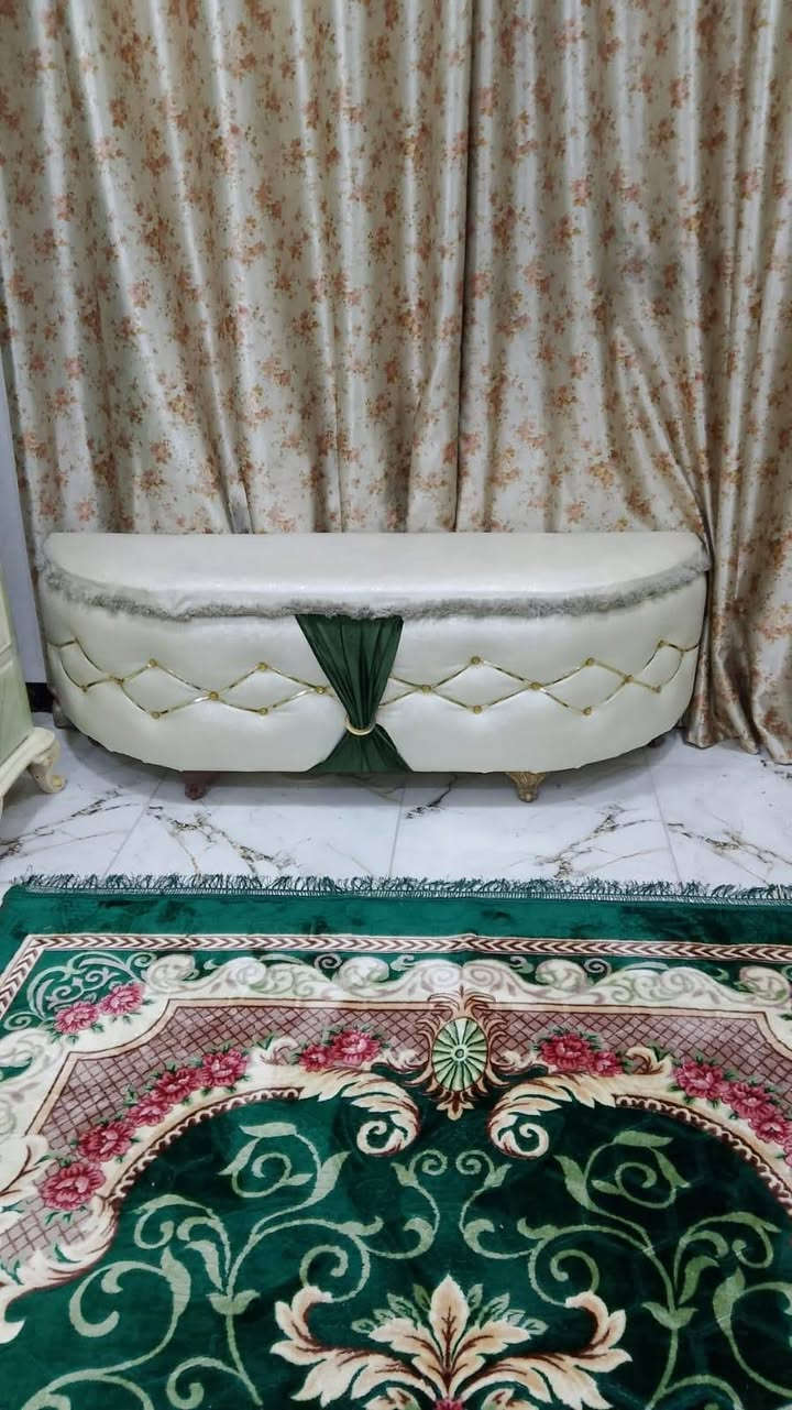 غرفة أخشاب للبيع استعمال قليل شغل عراقي  مو تركي نقص فقط التاج  السعر مليونين وبيها مجال العنوان أبو غريب  للإستفسار واتساب  ***********
