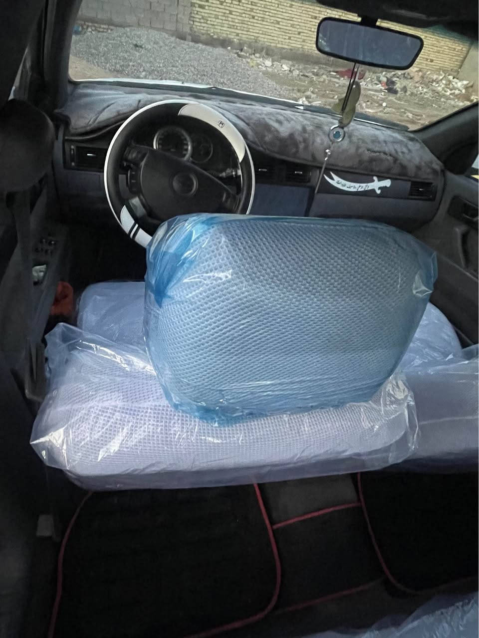 اوبترا 2012
نطيفه حيل
ما عوزها ربع دينار
كير محرك تبريد مشروطات 
بيها بنيد مبدل وجاملغ خلف السايق مصبوغ 
وصبغ شبر بل هلال مال جاملغ السكن 
سياره حلوه وكشرتها تخبل 
تايراتها جدد ما صار هواي من شادهن 
بسمي السياره عارضها ب80بيها مجال بسيط جدا 
*********** الفارس, صلاح الدين
