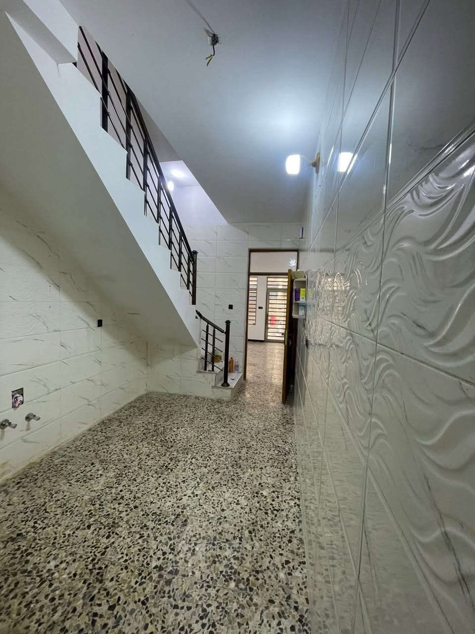 مشتمل للبيع 57م
واجهة 3 ، نزال 19
طابق اول يحتوي ع استقبال وصاله ومطبخ 
وخدمات وغرفة نوم
وطابق ثاني غرفتين نوم وخدمات

📍موقع البيت : العقاري قرب مدرسة التربية

للأستفسار مكتب ارض الخيرات
*********** حسن العقابي
@الجميع
