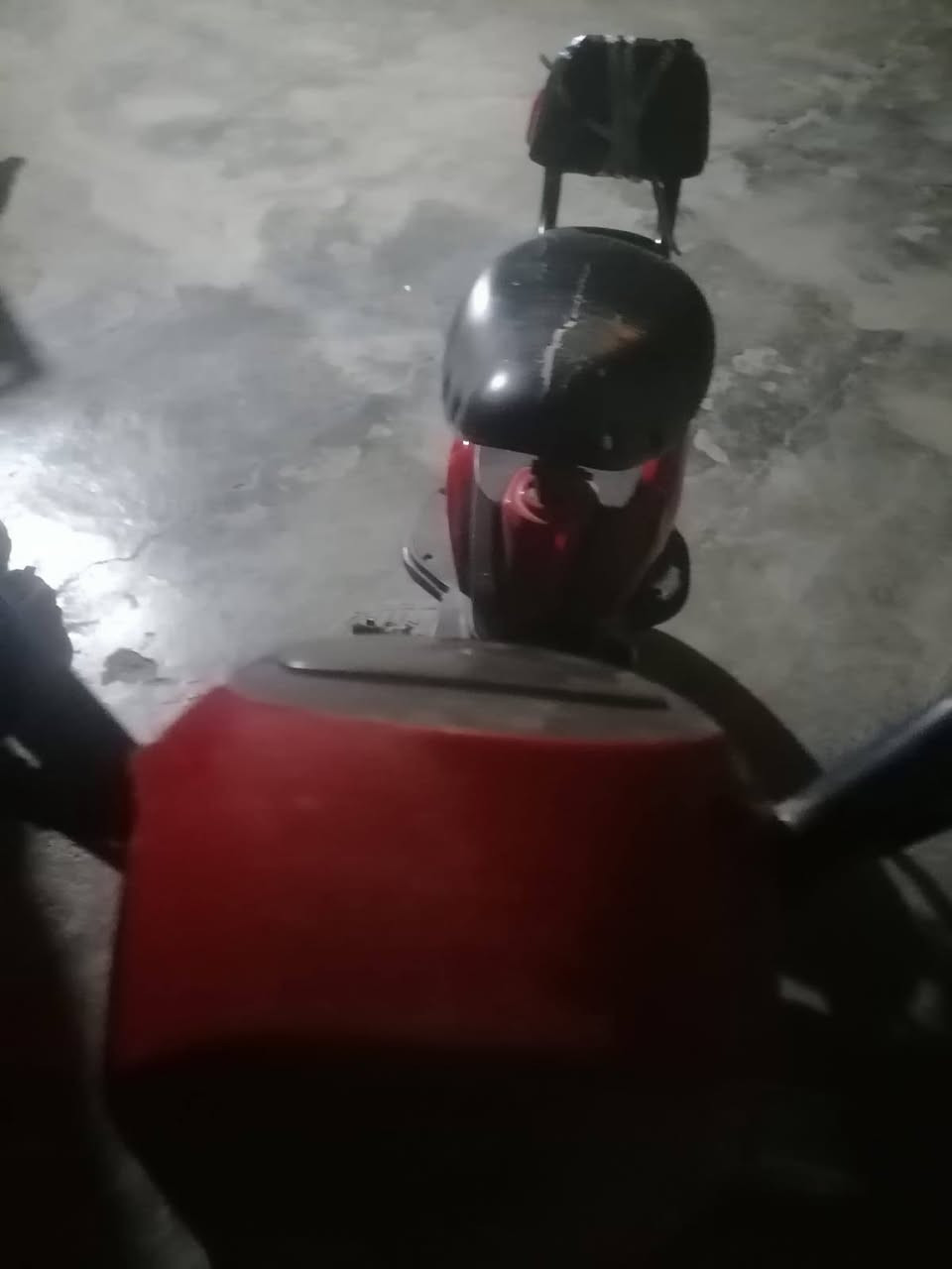 دراجه حجم 14 شحن اربعه باتري بطاريات يقرن 7÷10 مابيهن نفخ الدراجه بس اشاره مكسوره وموجوده لايت ابيض زنون عالي لايت سكن ازرق شاشه مضلله الدراجه لون احمر السعر 125 وبيها مجال هواي للطيبين  رقم ***********متواجد على الفيس وعلى الواتساب
