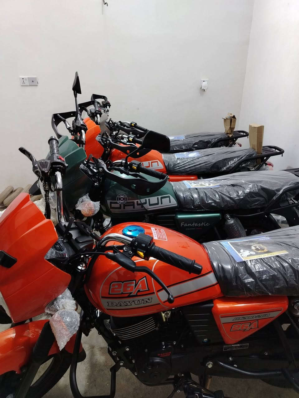 اخوان من معرض ايمن الزركوشي انسب السعار 💣 الدايوان 26 متوفر كل الوان جبلي سعر 1500 فقط متوفر كلاسك بكل الوانه سعرل كلاسك ال 26 فقط 1550 متوفر توصيل كافت المحافظات مكاني ديالى مقداديه *********** 💯🦅 خوكم وخادمكم ايمن زركوشي...
