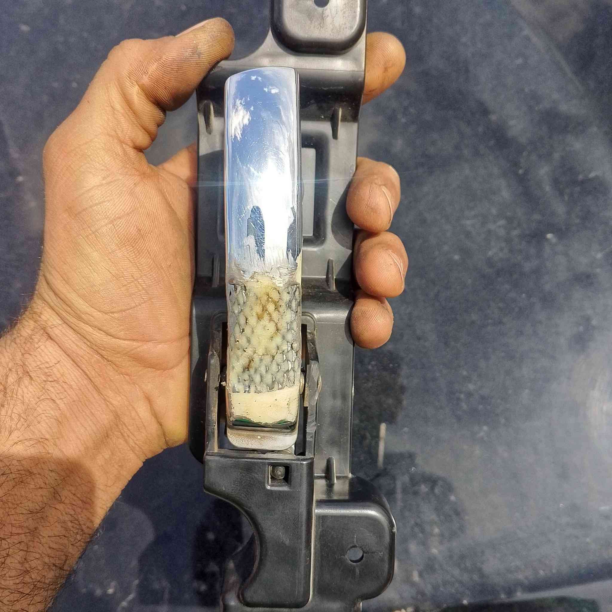 يده باب داخليه جالنجر موديل 14/8
اليده مال باب الداخيه نكسرت عندي و دورت ومالكيت وكالو غاليه... تركتها  

رحت يم عدنان العكيلي  ابو الفايبر گلاس وكال بسيطه هاي ارجعها اقوه من الشركه ورجعت وكدامكم الصور تحكم الشغل والترتيب وشعدك دعاميه مكسره طايره وصله متفيد محتركه لو هم يشتغلها ويرجعها شركه واسعاره  مناسبه
طبعن و الاخ Murtatha Tahseen كال جيبها اصبغها الك 
وماقصرو 

مكان. بغداد مقابل مرور الحسينيه 
‏‪***********‬‏
