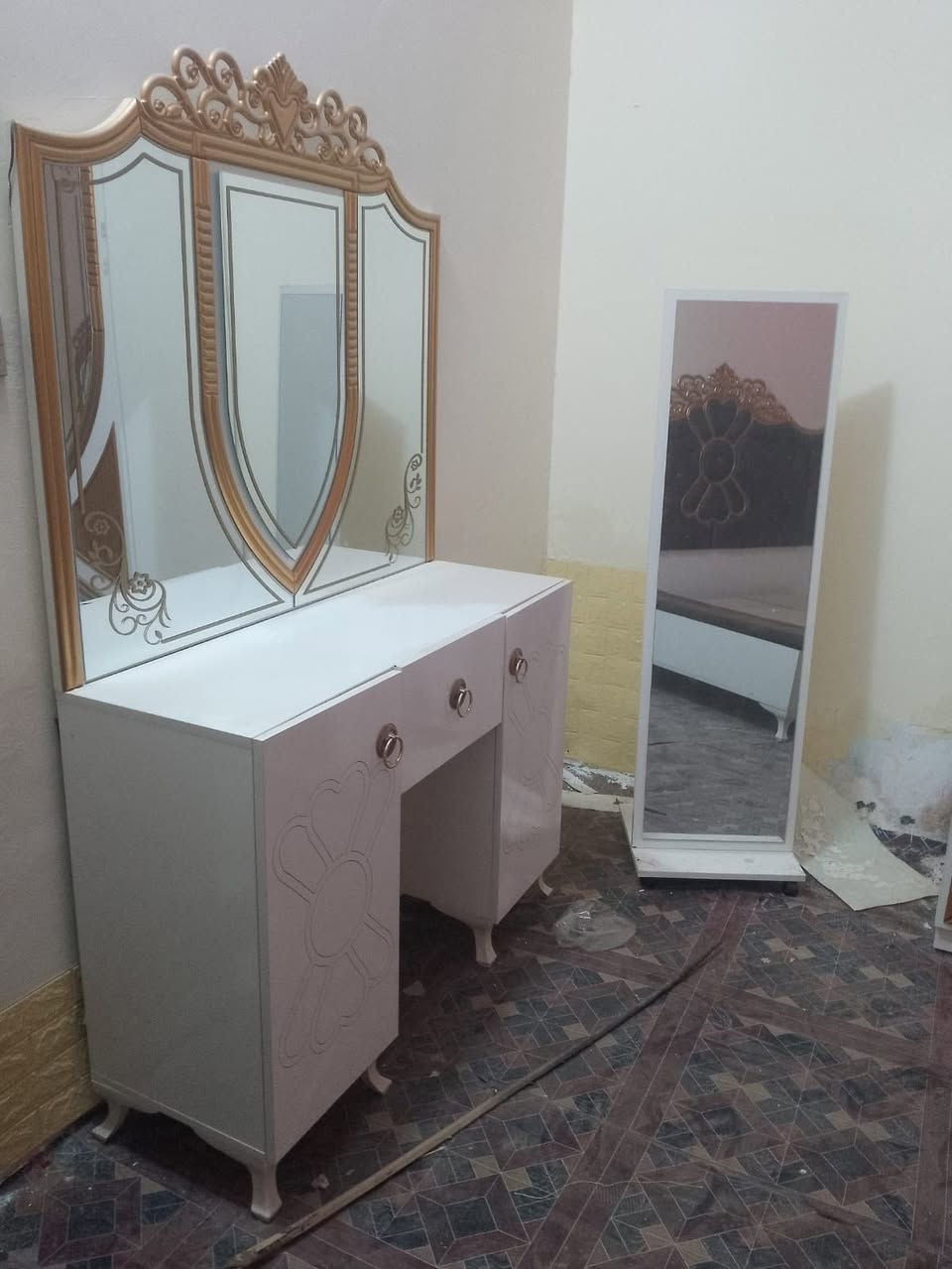 سلام عليكم غرفه تركيه غرفه جديده مستعمله قليل ومتروكه مكانه الرميثه  ***********
