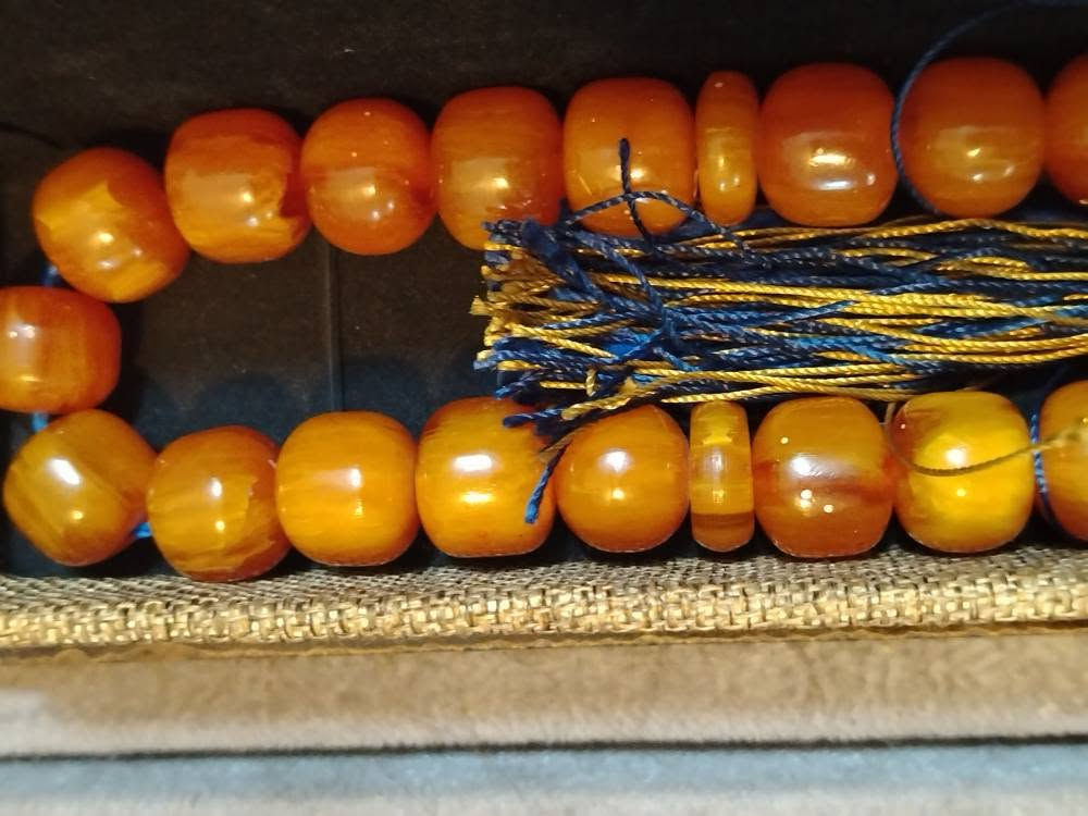 📿 لعشاق النوادر والأنتاكة.. عراقة السندلوس الألماني القديم 📿
​نقدم لكم اليوم تحفة فنية تأسر الحواس، مسبحة من خامة السندلوس الألماني الأصلي، المتميزة بجمال خرزها ونقاء خامتها التي تعكس عبق الماضي وأصالة الهواية.
​✨ مميزات القطعة:
​الخامة: سندلوس ألماني قديم، بخامة شمعية ناعمة الملمس، وخرز متناسق يمنحك راحة مثالية ومميزة أثناء التسبيح والتقليب.
​اللون: لون مميز وعميق، يزداد جمالاً وجاذبية مع مرور الوقت وكثرة الاستخدام ليتحول إلى تحفة فنية تتوارثها الأجيال.
​برهان الأصالة (عطر العطاب): بمجرد فرك الخرز باليد، تفوح منها تلك الرائحة المميزة العميقة (رائحة العطاب الزكية)، وهي الميزة التاريخية التي تقطع الشك باليقين وتثبت أصالة الخامة وقدمها.
​الخراطة: خراطة احترافية نظيفة تبرز جمال العروق الداخلية للخرز وتمنحه لمعاناً يسر الناظرين.
​💎 القطعة  استثمار حقيقي يزداد قيمة وجمالاً يوماً بعد يوم.
​📥 للتواصل والاستفسار عن السعر وتفاصيل يرجى مراسلتنا عبر الرسائل الخاصة. بغداد, العراق


**إذا كنت صاحب هذا الإعلان وتريد حذفه لأي سبب، رجاءا أرسل رسالة إلى الدعم الفني**