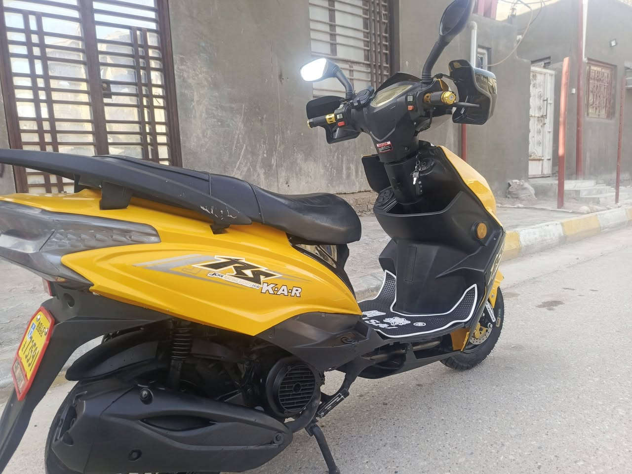 السلام عليكم ورحمة الله وبركاتة
دراجه صيني للبيع موديل 2023 مكينه 125cc ناعمه مكينتهه نص نگره تشتغل كل شي بيها جديد تخم تاير قبل سبوع شاده باتري جديد كابريتر جديده شوته جديده لونها مميز اصفر مابيها ظربه فقط الترايش الجوه ماموجودات كل نقص مابيها بريك امامي خلفي اشاير رباعي لايت عالي ناصي كيلومتر يشتغل مابيها اي صوت 
السعر 450قفل 
مكاني ناصريه الأسكان الصناعي 
للاتصال (***********)
