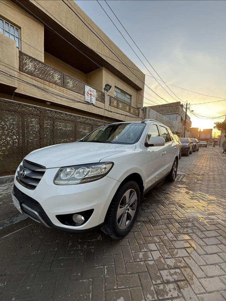 السلام عليكم سيارة سنتافي مديل 2012 الشركة العامة 
خليجي 
رقم بغداد تحويل ثاني يوم 
محرك 6 سلندر
المواصفات
مكينه 350 
7 راكب
3قطع تبريد
تحكم ستيرن 
داخل بيجي 
دشبول اسود مطعم بصاج 
مري شفط 
أشاير مري
صدر الامامي جديد 
ماشية 163
 مكان السياره بغداد   
رقم الهاتف : ***********
السعر ١٦٥ ورقة وبيها مجال
