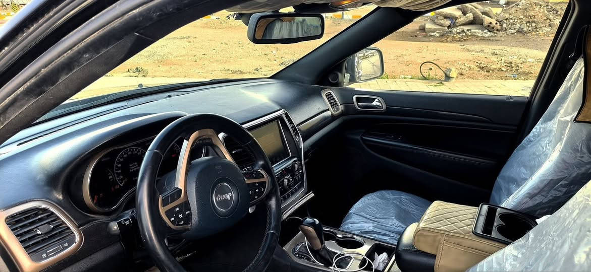 جيب لاريدو (كراند شيروكي )
2016 اصل 
امريكي رقم بغداد 
————————————-
السلام عليكم 
موصفات 
محرك ٦ سلندر
٣٦٠٠ 
تدفئه كشنات و سترن 
تبريد و تدفئه 

شاشه كبيره 8.4
ستيرن شفتات
مقاعد جلد 
تشغيل عن بعد
كاميرا 
رادار 
فول مواصفات عدا البونوراما
ماشيه ١١٩ مل
حداديه جيدا جدا 
كير و محرك جيد جدا (افحص وين ما تريد)
حاله سياره كلش حلوه 
ادامه مسوي الها هدا الاسبوع 
سياره طياره 
مكفوله من الكص و اللغد و سرقات و نقل حادث سياره بنيد و جاملغين 
بالعراق بدلو بيها باب و صبغ جماليه الاجاملغ الخلفي 
سياره حلوه و نصبتها حلوه و سعرها كلش حلو مناسب 
مكانها ناصريه مركز 
تحويل ثاني يوم
سعرها ١٦٧ ورقه و بيها مجال الطيبين


**إذا كنت صاحب هذا الإعلان وتريد حذفه لأي سبب، رجاءا أرسل رسالة إلى الدعم الفني**